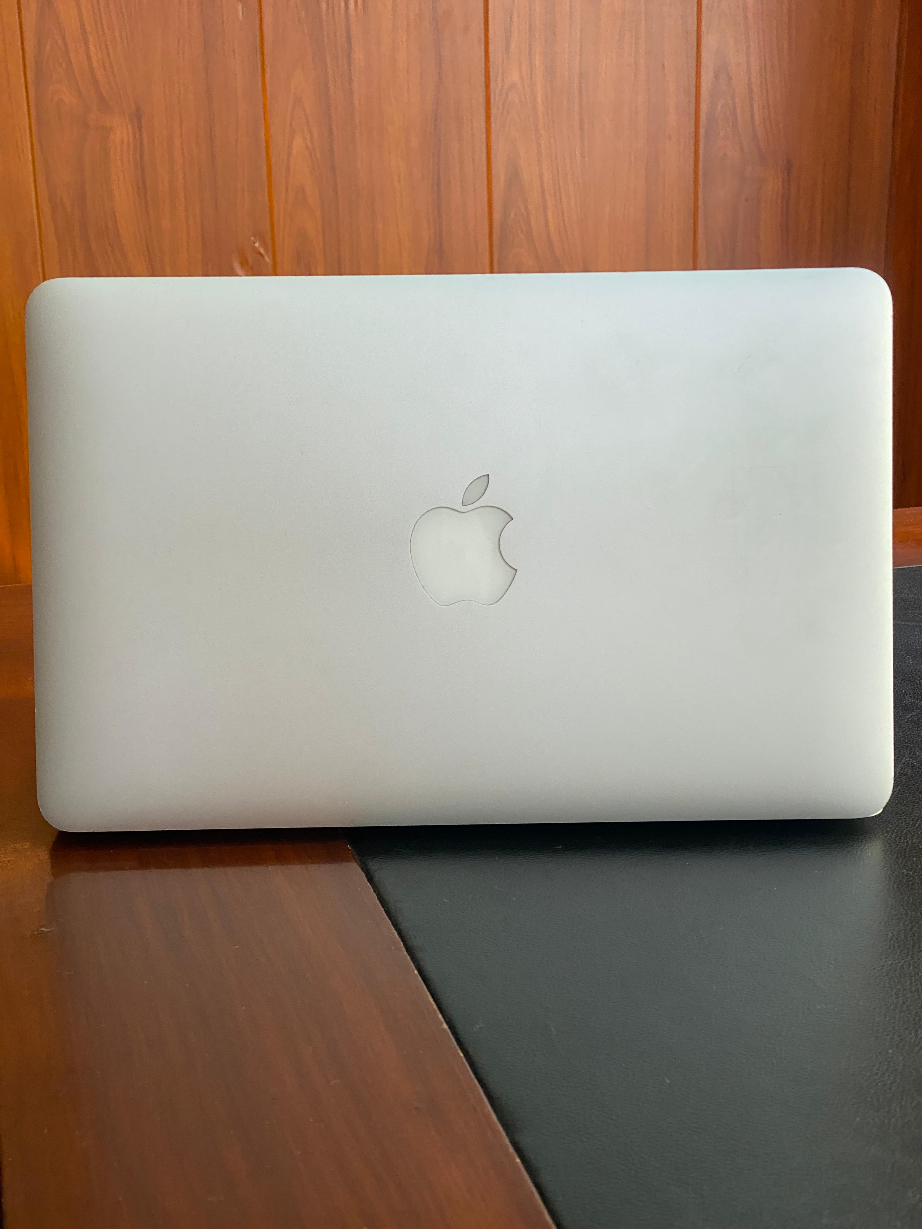 Apple MacBook Air 2015 | 128GB SSD | 4GB RAM | 1.6GHz Intel Core i5 | 5th Gen | 11.6-inches Display | 4 Hours Battery | MacBook